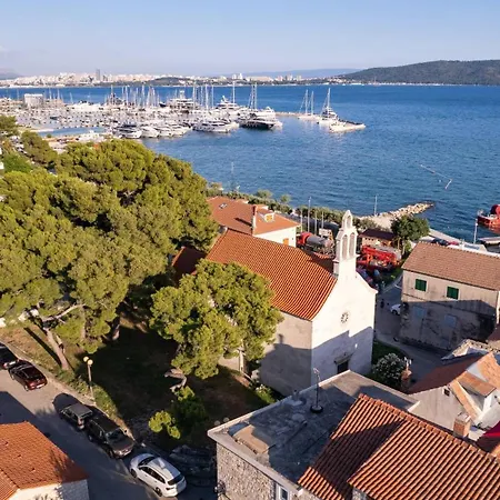Kastel Gomilica Cozy And Stylish Near The Sea Kastela