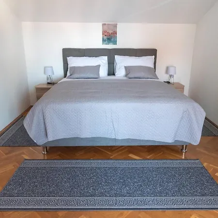 Apartment Kastel Gomilica Cozy And Stylish Near The Sea