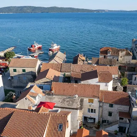 Kastel Gomilica Cozy And Stylish Near The Sea *