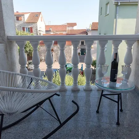 Apartment Kastel Gomilica Cozy And Stylish Near The Sea *