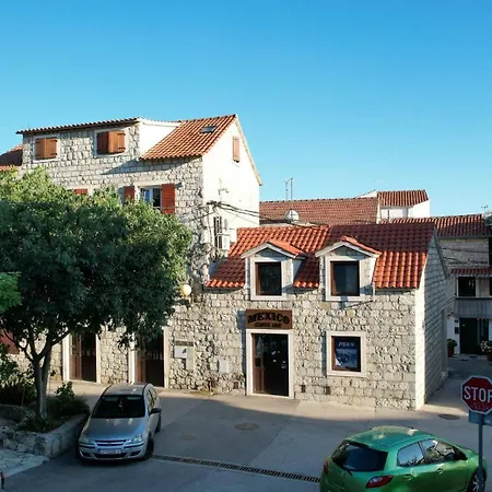 Kastel Gomilica Cozy And Stylish Near The Sea