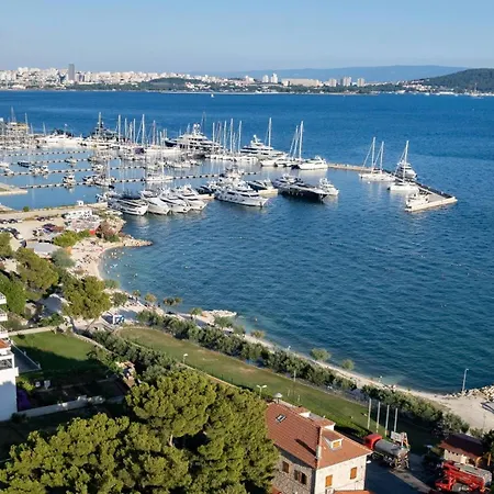 Apartment Kastel Gomilica Cozy And Stylish Near The Sea